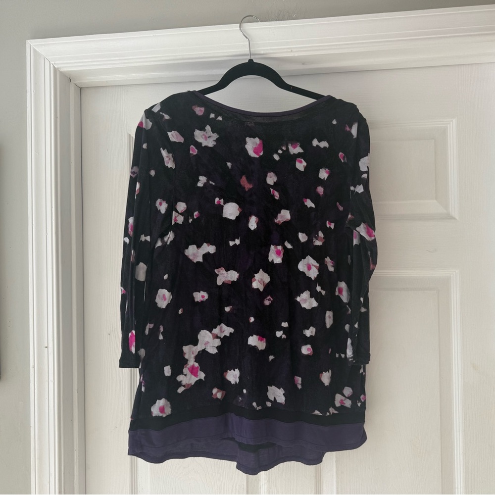 Simply Vera Vera Wang Black + Pink Floral pajama top- L good preowned condition